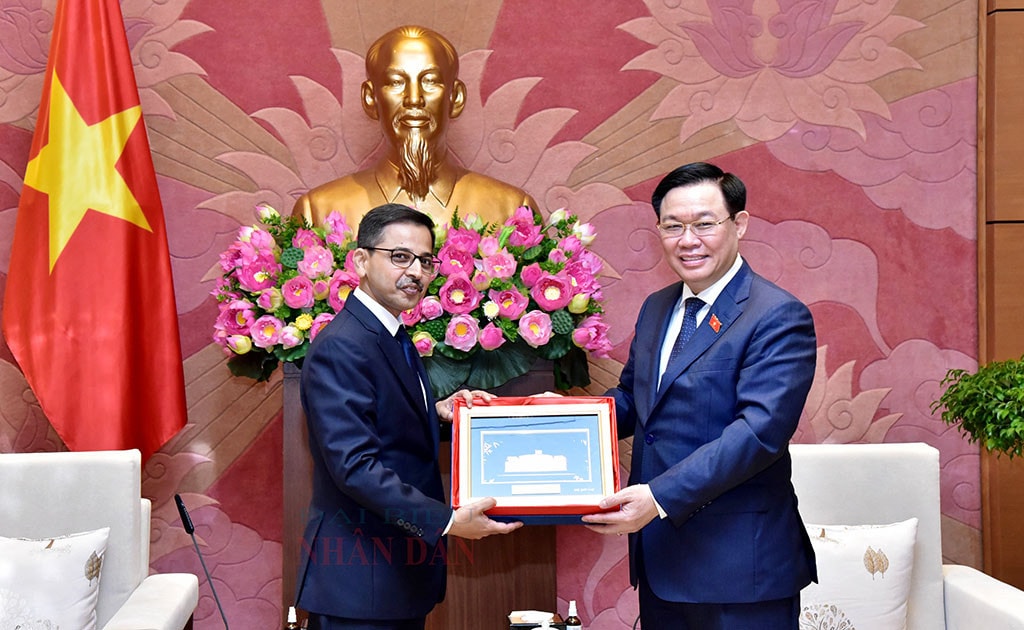 Chủ tịch Quốc hội Vương Đình Huệ tặng quà lưu niệm cho Đại sứ Ấn Độ tại Việt Nam Pranay Verma Ảnh: Lâm Hiển