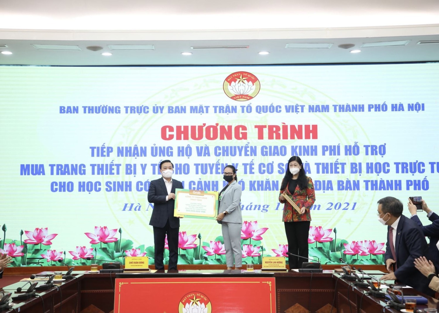 Grab Việt Nam đã trao tặng 100 máy tính bảng, tương đương 360.000.000 đồng cho Ủy ban Mặt trận Tổ quốc Việt Nam TP. Hà Nội
