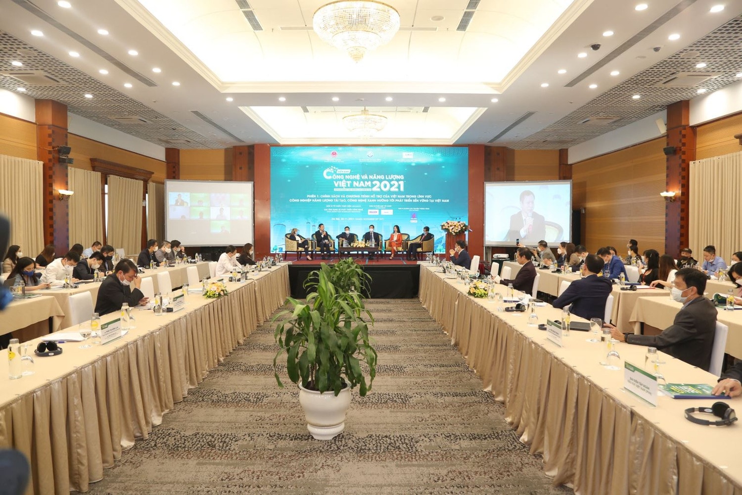 Toàn cảnh diễn đàn