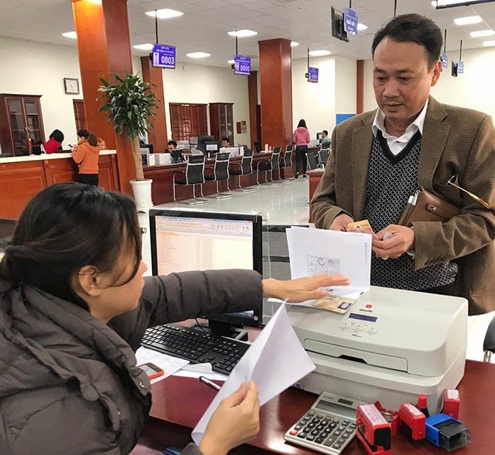 Công dân giao dịch tại Trung tâm Phục vụ hành chính công tỉnh Hải Dương Nguồn: ITN