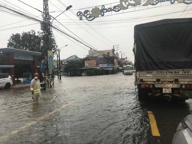 Đoạn đường nội thị qua phường Đập Đá, thị xã An Nhơn, bị ngập sâu, các phương tiện di chuyển rất hạn chế