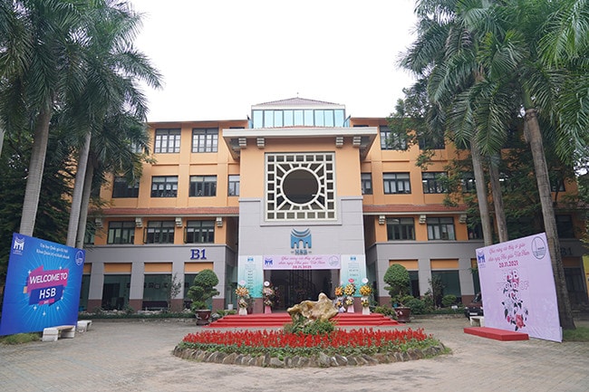 Trường Quản trị và Kinh doanh hiện là thương hiệu có uy tín trong đào tạo về kinh doanh và quản trị liên ngành