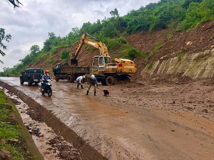 Khắc phục sạt lở trên tuyến ĐT643 tại Km3+100, tỉnh Phú Yên 