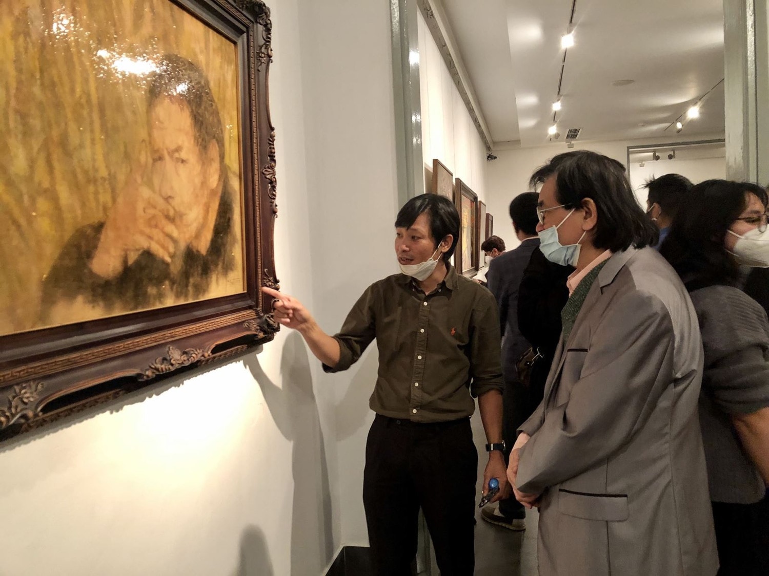 Họa sĩ Vũ Thái Bình giới thiệu tác phẩm giấy dó tại triển lãm