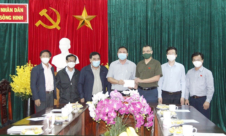 Đoàn ĐBQH tỉnh Phú Yên trao quà cho lãnh đạo huyện Sông Hinh