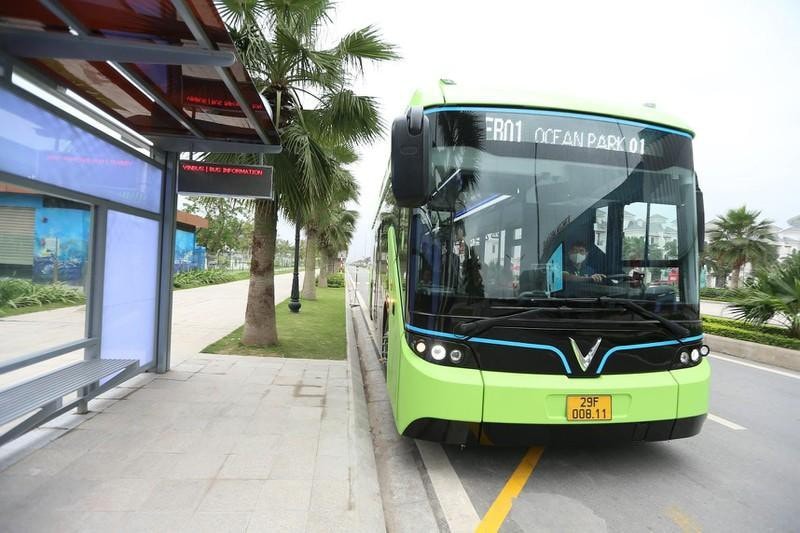 Tuyến xe buýt điện E03 chạy qua các tuyến đường trung tâm, kết nối phía Đông và phía Tây thành phố với 15 điểm dừng