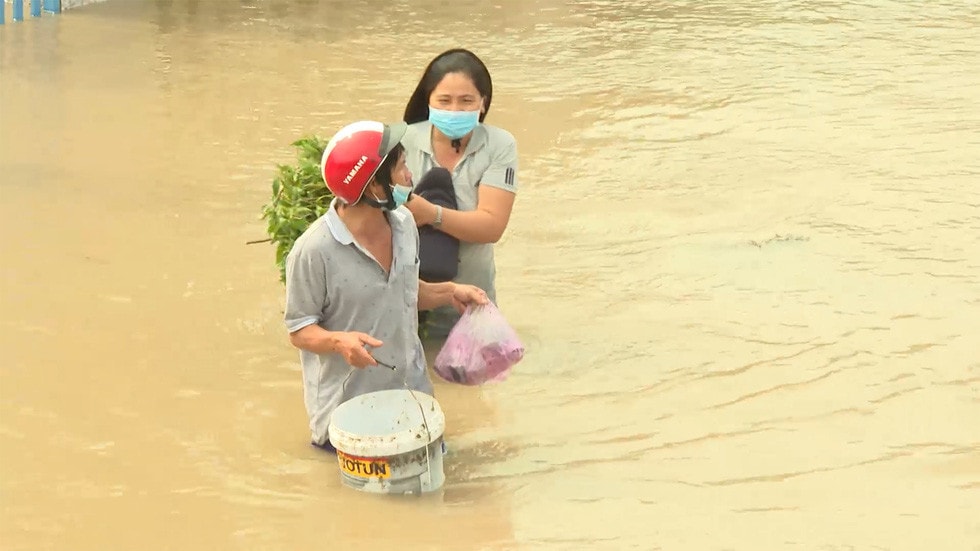 Người dân Phú Yên lội lũ trở về nhà