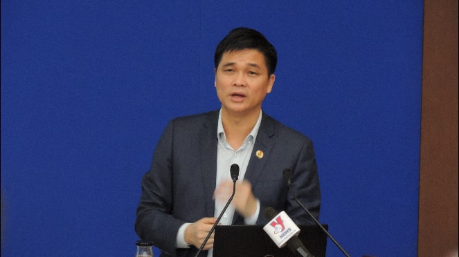 Phó Chủ tịch Tổng Liên đoàn Lao động Việt Nam Ngọ Duy Hiểu thông tin tại hội nghị