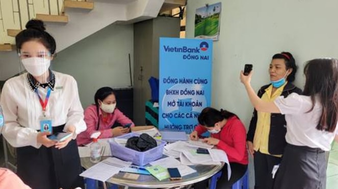 Phấn đấu vượt chỉ tiêu 42% chi trả lương hưu, trợ cấp BHXH qua thẻ ATM