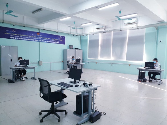 Các thí sinh Trường cao đẳng Cơ khí nông nghiệp (CAM) tham gia kỳ thi sáng 2-12