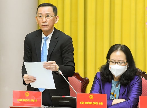 Thứ trưởng Bộ Kế hoạch và Đầu tư Võ Thành Thống trình bày những điểm mới của luật