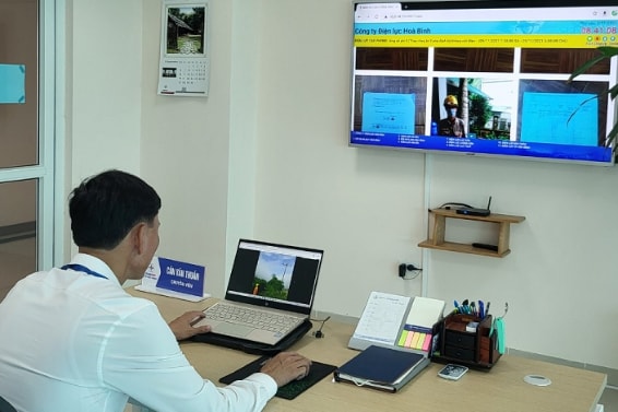 Chuyên viên Điện lực Hòa Bình vận hành phần mềm giám sát an toàn lao động.