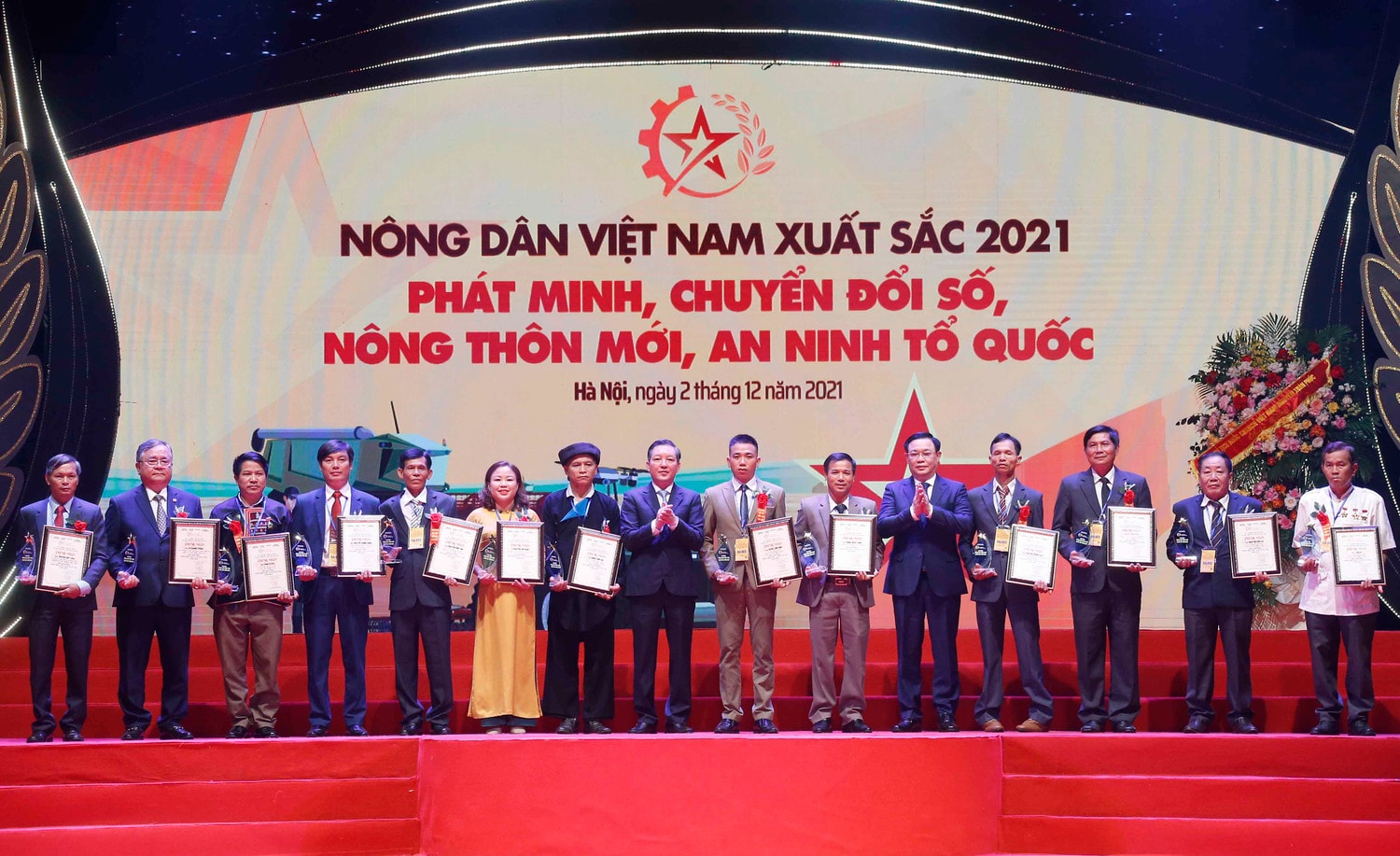 Chủ tịch Quốc hội Vương Đình Huệ và Chủ tịch Hội Nông dân Việt Nam Lương Quốc Đoàn trao tặng danh hiệu cho các nông dân Việt Nam có thành tích xuất sắc trong lĩnh vực phát minh, chuyển đổi số, nông thôn mới, an ninh Tổ quốc Ảnh: Doãn Tấn/TTXVN