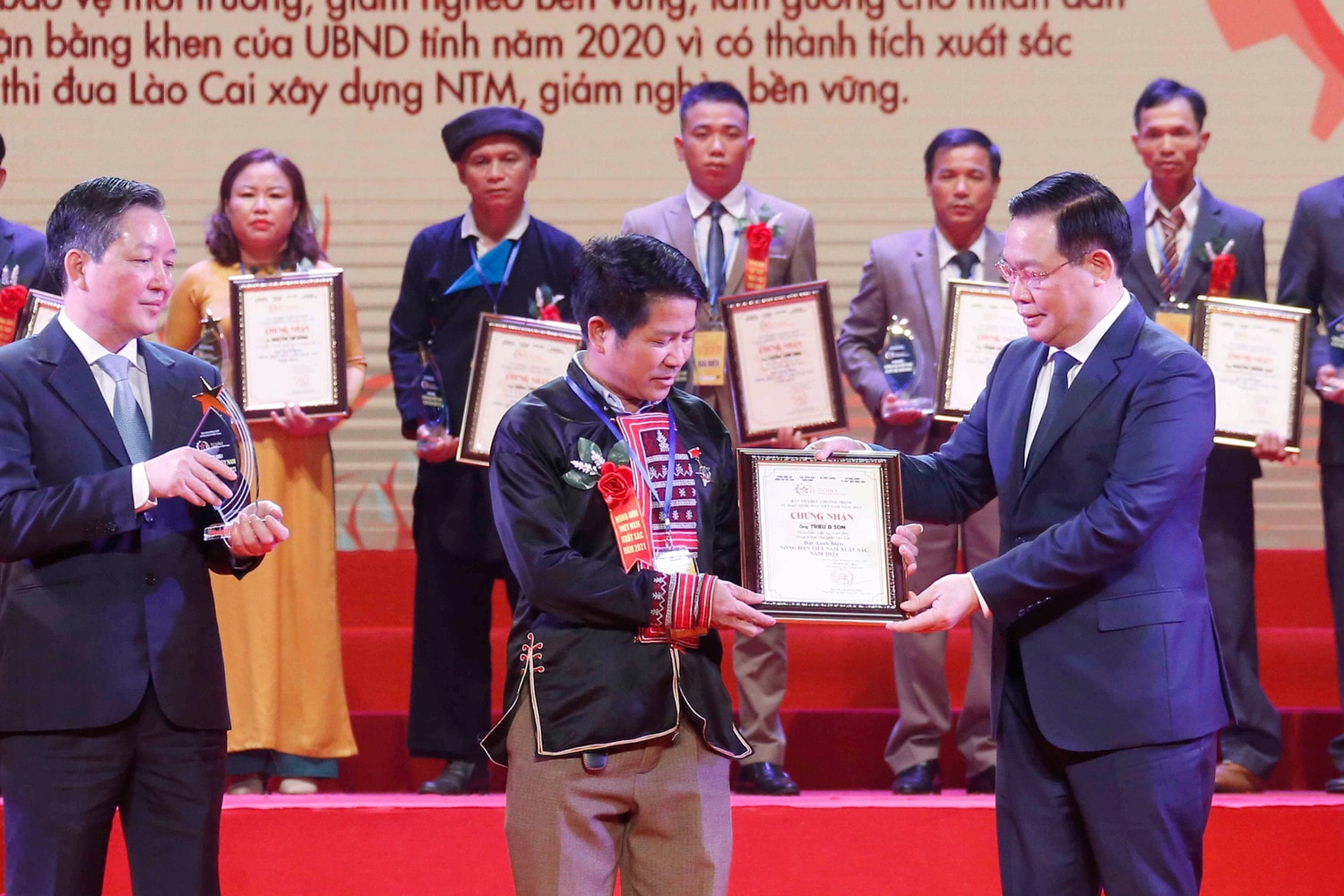 Chủ tịch Quốc hội Vương Đình Huệ và Chủ tịch Hội Nông dân Việt Nam Lương Quốc Đoàn trao tặng danh hiệu cho các nông dân Việt Nam có thành tích xuất sắc trong lĩnh vực phát minh, chuyển đổi số, nông thôn mới, an ninh Tổ quốc Ảnh: Doãn Tấn/TTXVN