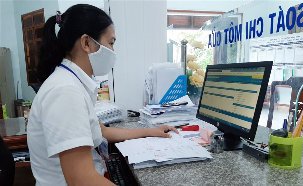 Hoạt động nghiệp vụ tại kho bạc nhà nước Bác Ái, Ninh Thuận Ảnh: Ngọc Tú