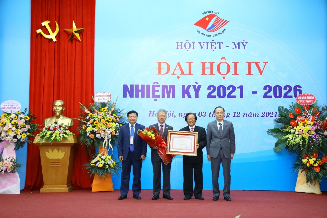 Đại sứ Nguyễn Tâm Chiến được trao tặng Bằng khen của Thủ tướng Chính phủ