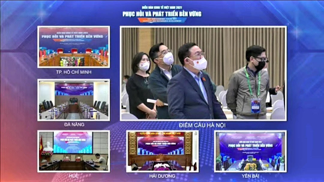Chủ tịch Quốc hội Vương Đình Huệ trực tiếp kiểm tra việc bảo đảm tín hiệu cho Diễn đàn Kinh tế Việt Nam diễn ra ngày 5.12