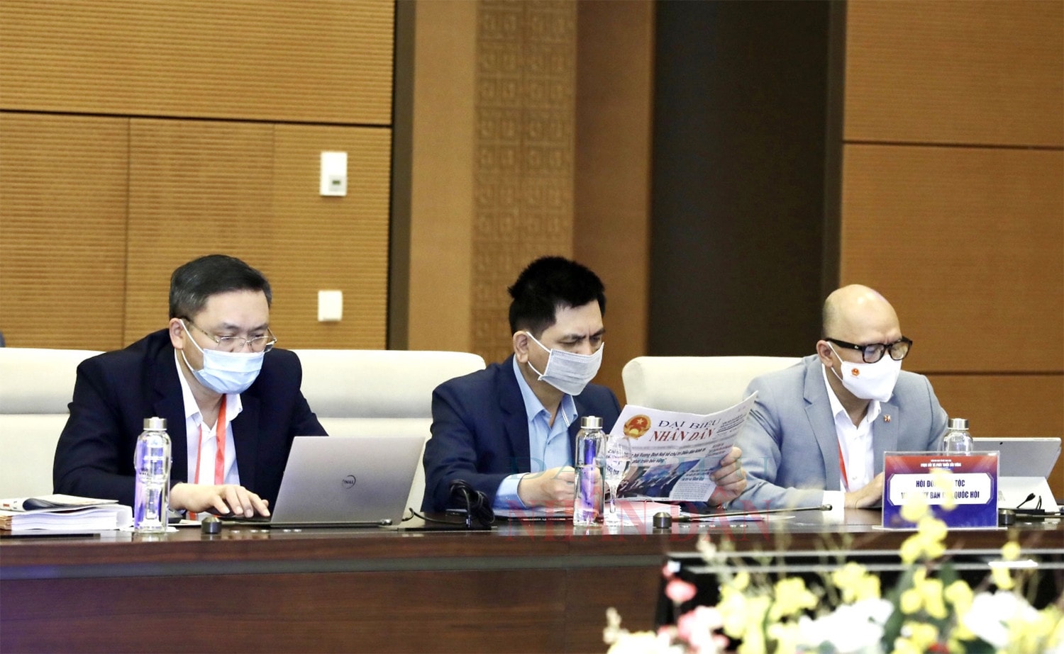 Các đại biểu đọc Báo Đại biểu Nhân dân trước giờ khai mạc Diễn đàn Ảnh: Hồ Long