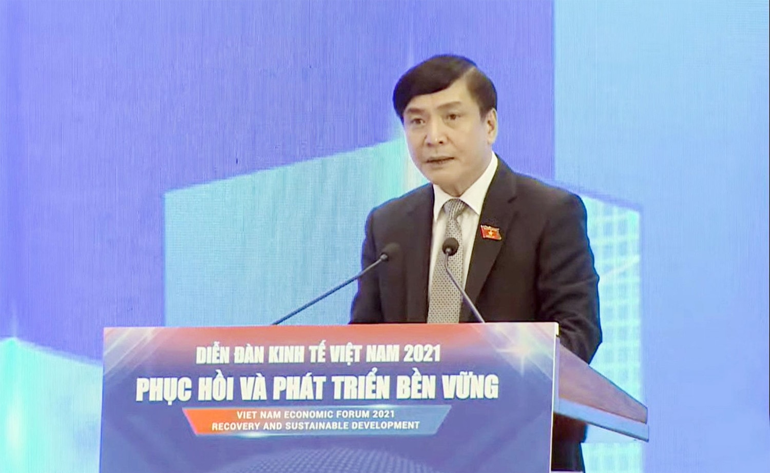 Tổng Thư ký Quốc hội, Chủ nhiệm Văn phòng Quốc hội Bùi Văn Cường tuyên bố lý do, giới thiệu các đại biểu tham dự ''Diễn đàn Kinh tế Việt Nam 2021: Phục hồi và Phát triển bền vững'' Nguồn: quochoi.vn