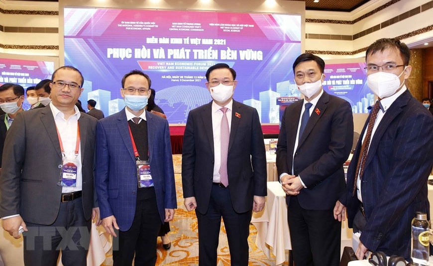 Chủ tịch Quốc hội Vương Đình Huệ với các đại biểu dự Diễn đàn Ảnh: Doãn Tấn/TTXVN