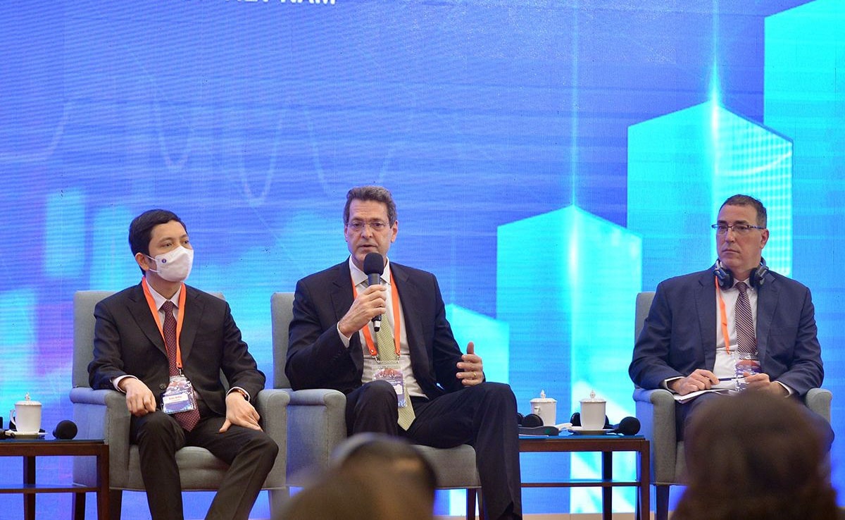 Giám đốc Ngân hàng Phát triển châu Á (ADB) Andrew Jeffries chia sẻ tại tọa đàm Nguồn: diendankinhte.brandx.com.vn