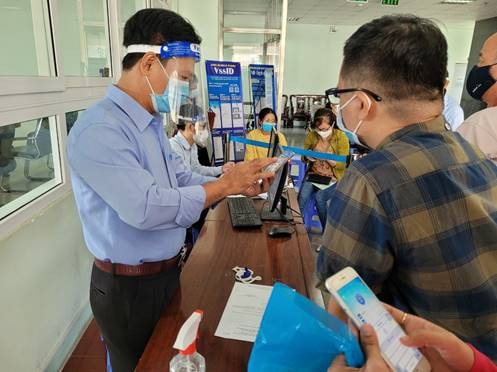 Cán bộ BHXH tỉnh hỗ trợ người lao động cài đặt ứng dụng VssID Nguồn: ITN