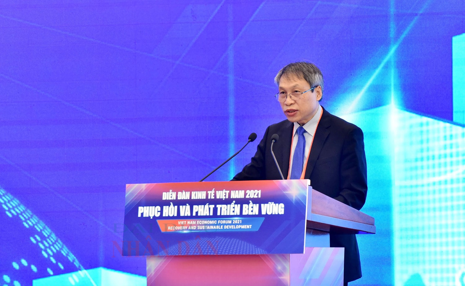 Đại diện Viện Hàn lâm Khoa học Xã hội Việt Nam PGS. TS Bùi Quang Tuấn trình bày tham luận tại Diễn đàn Kinh tế Việt Nam 2021 Ảnh: Lâm Hiển