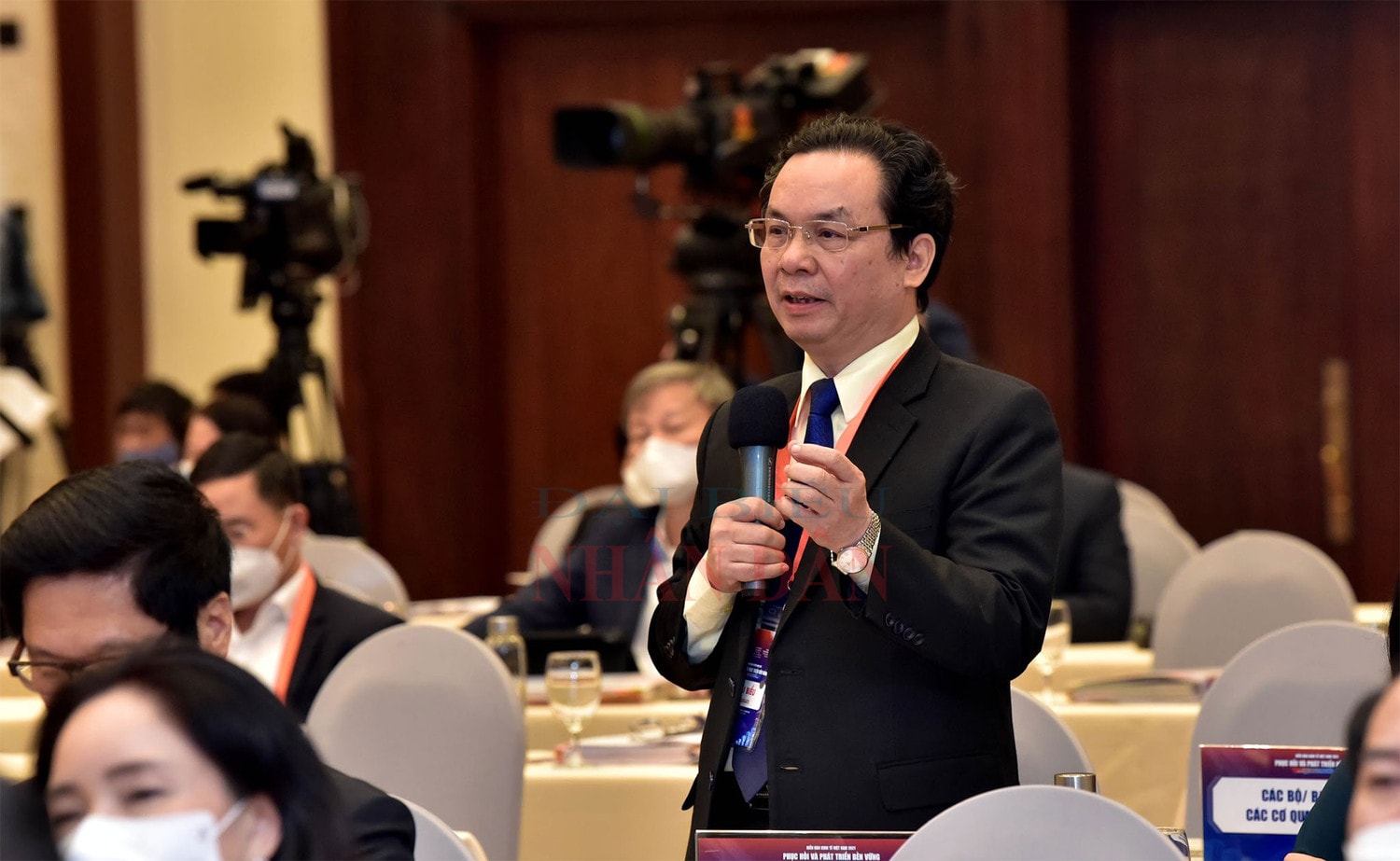 ĐBQH, Phó Hiệu trưởng trường Đại học Kinh tế Quốc dân GS.TS Hoàng Văn Cường phát biểu tại tọa đàm Ảnh: Lâm Hiển