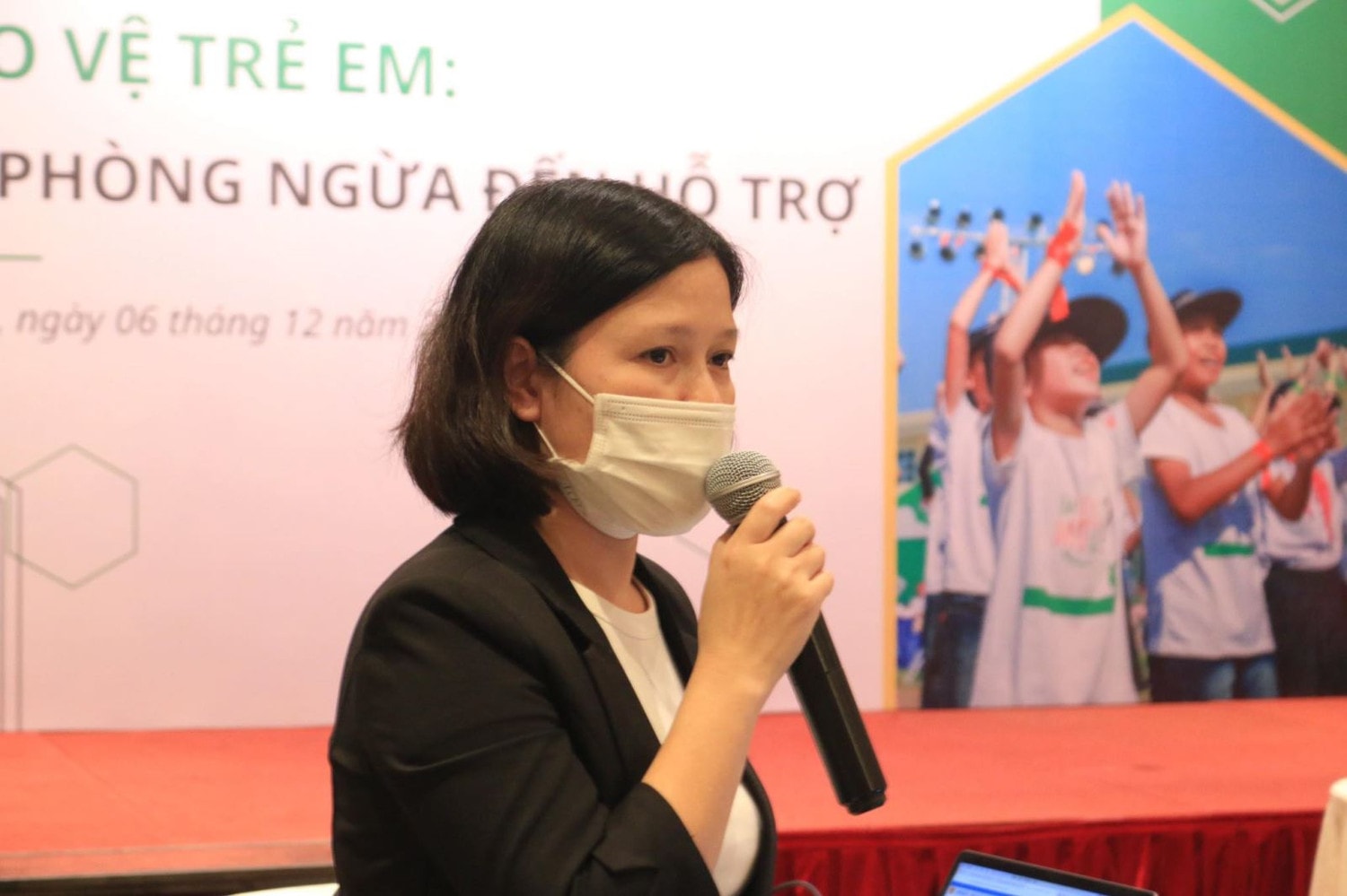 Đại biểu chia sẻ thông tin về thực hiện quyền trẻ em