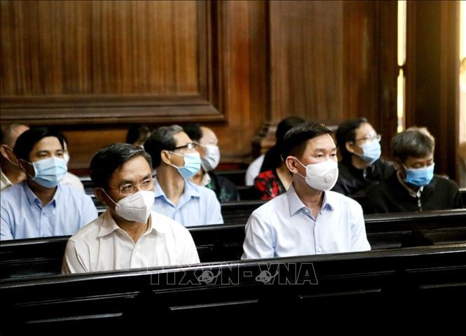 Hai bị cáo Trần Vĩnh Tuyến (phải) và Trần Trọng Tuấn (nguyên Giám đốc Sở Xây dựng TP Hồ Chí Minh) tại phiên tòa sáng 6.12