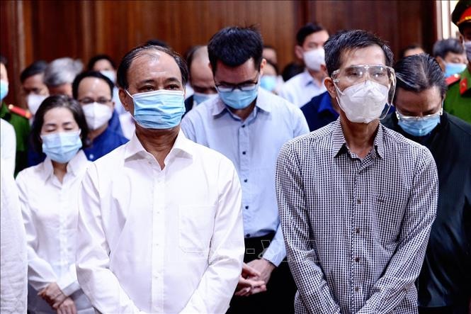 Bị cáo Lê Tấn Hùng (trái), nguyên Tổng Giám đốc Tổng Công ty Nông nghiệp Sài Gòn