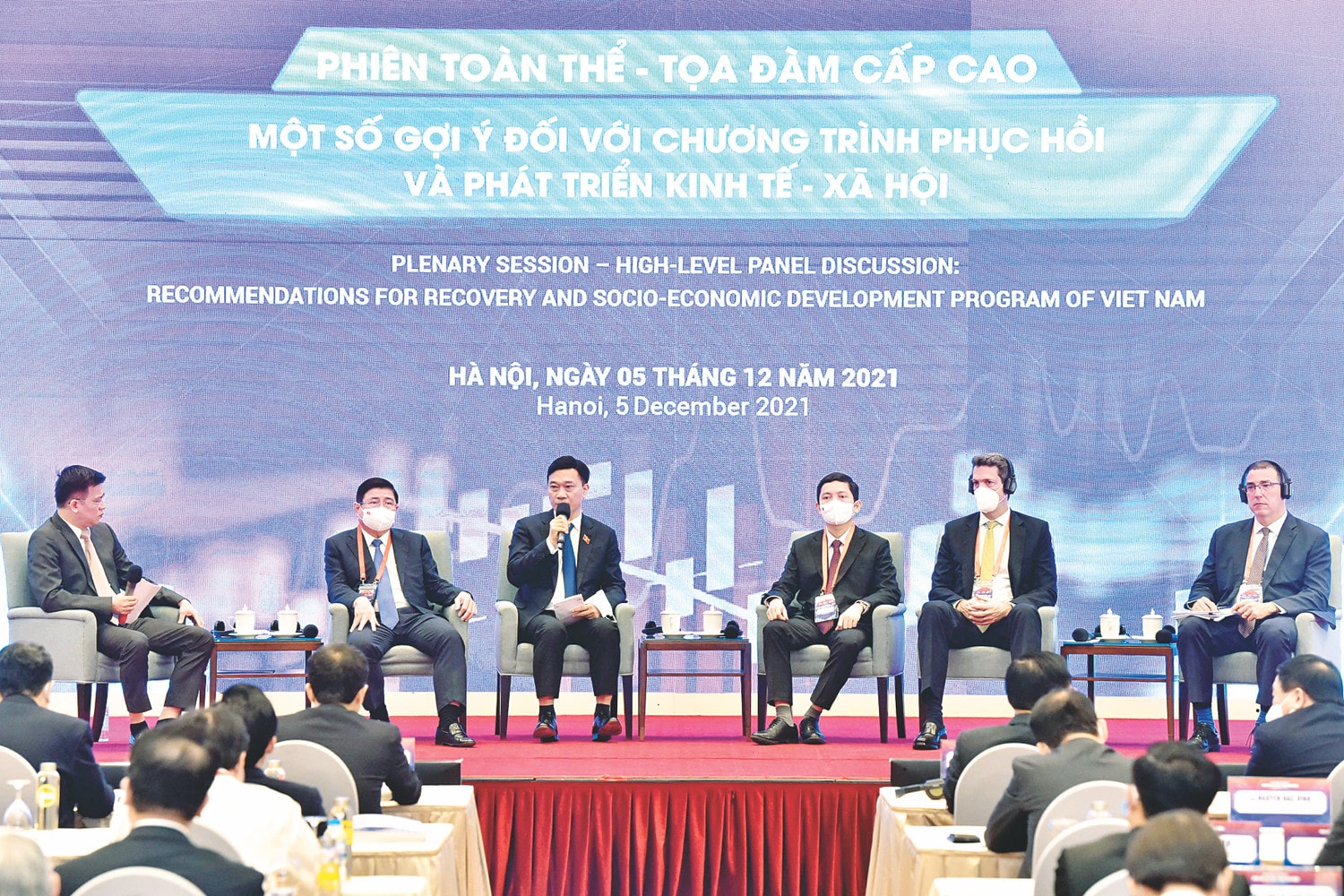 Các đại biểu thảo luận tại tọa đàm cấp cao trong khuôn khổ diễn đàn Ảnh: L. Hiển