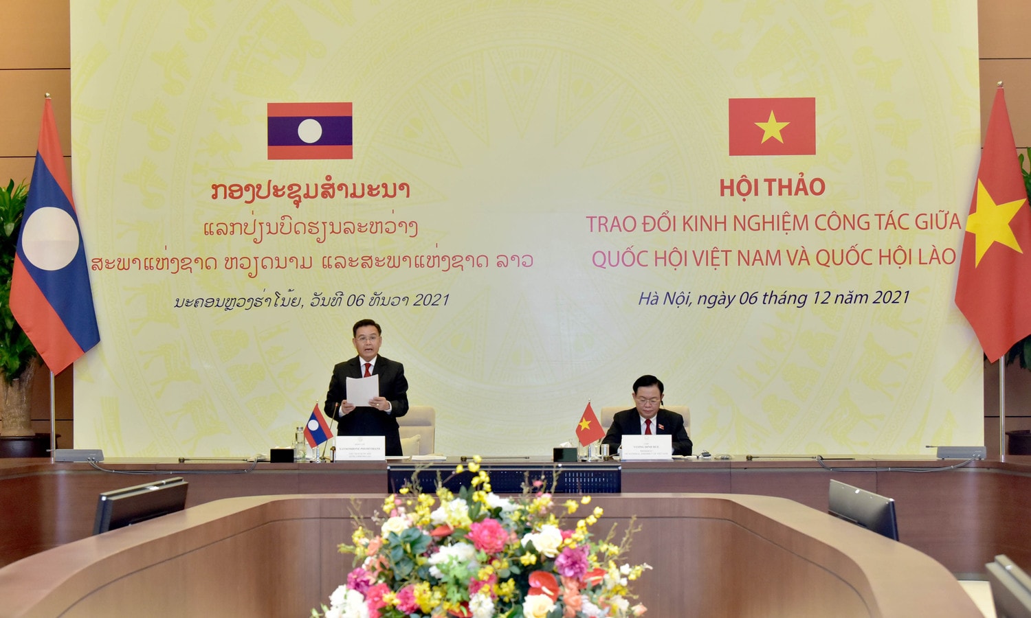 Chủ tịch Quốc hội Vương Đình Huệ và Chủ tịch Quốc hội nước CHDCND Lào Xaysomphone Phomvihane đồng chủ trì Hội thảo Ảnh: Lâm Hiển