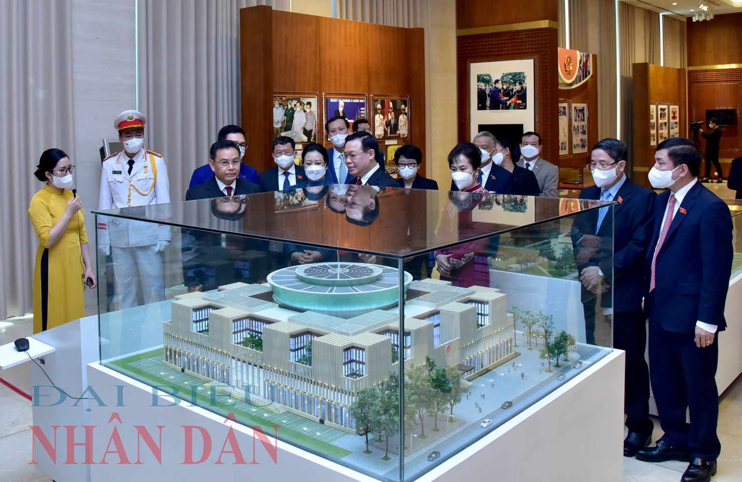 Chủ tịch Quốc hội nước Cộng hòa Dân chủ Nhân dân Lào Xaysomphone Phomvihane thăm Phòng truyền thống của Quốc hội Việt Nam Ảnh: Lâm Hiển