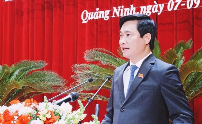 Chủ tịch UBND tỉnh Quảng NinhNguyễn Tường Văn báo cáo tại kỳ họp