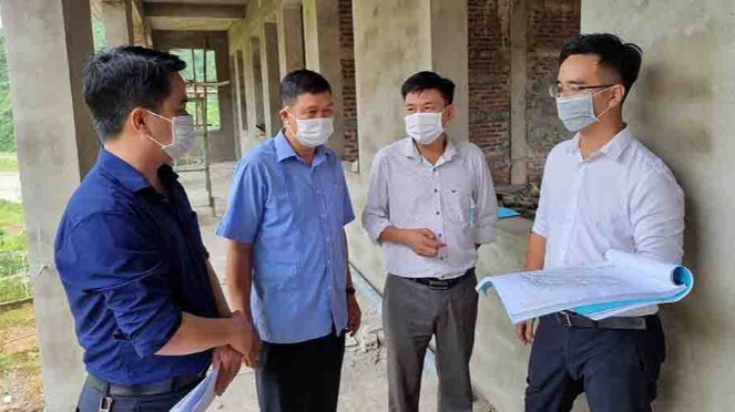 Thường trực và các ban HĐND huyện Mường Tè, tỉnh Lai Châu giám sát công trình xây dựng Trường Tiểu học Bum Nưa. Ảnh nguồn: baolaichau.vn