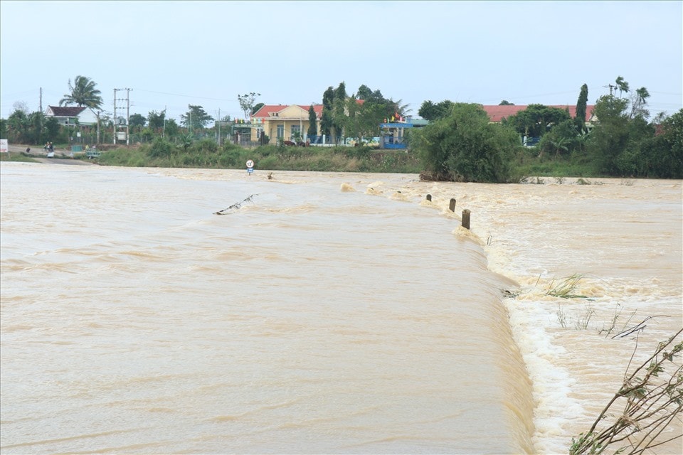 Mưa lũ nhấn chìm nhiều diện tích hoa màu của người dân Đắk Lắk, hàng trăm hộ phải đi sơ tán