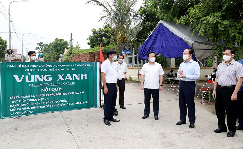 Chủ tịch HĐND thành phố kiểm tra, giám sát công tác phòng chống dịch Covid-19 trên địa bàn huyện Thường Tín Ảnh: P.Long