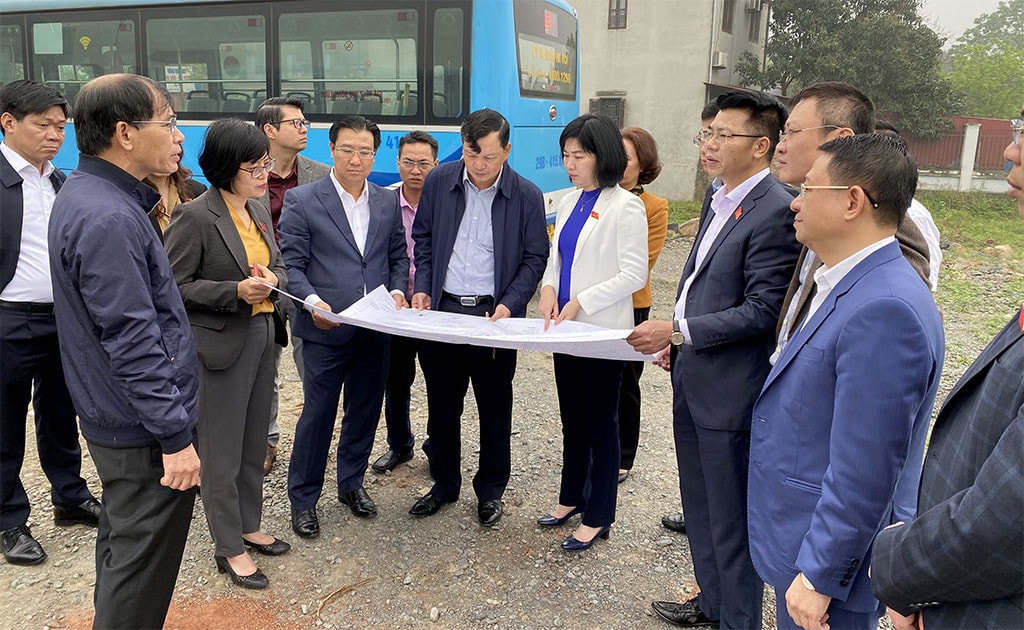 Phó Chủ tịch Thường trực HĐND TP. Hà Nội Phùng Thị Hồng Hà giám sát các dự án sử dụng đất chậm triển khai trên địa bàn huyện Mê Linh Ảnh: P.Long