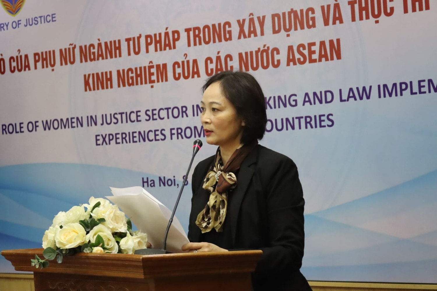 Chủ tịch Công đoàn Bộ Tư pháp Khương Thị Thanh Huyền phát biểu tại tọa đàm