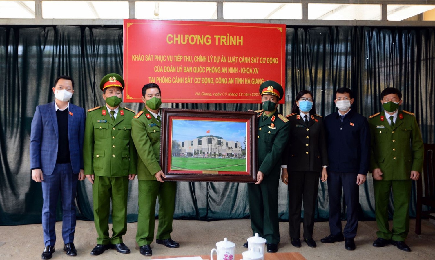Đoàn công tác trao tặng bức tranh Nhà Quốc hội cho Phòng CSCĐ, Công an tỉnh Hà Giang Đoàn công tác trao tặng bức tranh Nhà Quốc hội cho Phòng CSCĐ Công an tỉnh