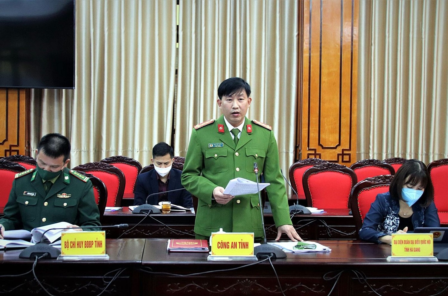 Phó Giám đốc Công an tỉnh Hà Giang Lục Thế Hưng báo cáo với đoàn công tác Phó Giám đốc Công an tỉnh Lục Thế Hưng báo cáo với đoàn công tác