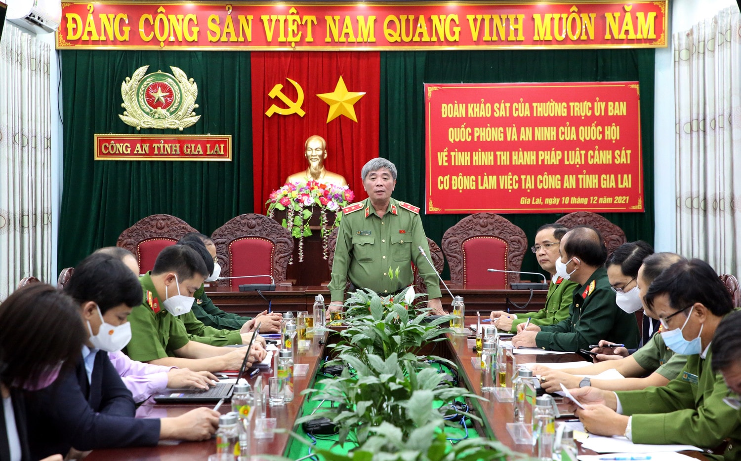 Phó Chủ nhiệm Ủy ban Quốc phòng và An ninh, Trưởng Đoàn khảo sát, Trung tướng Trần Ngọc Khánh phát biểu tại cuộc làm việc
