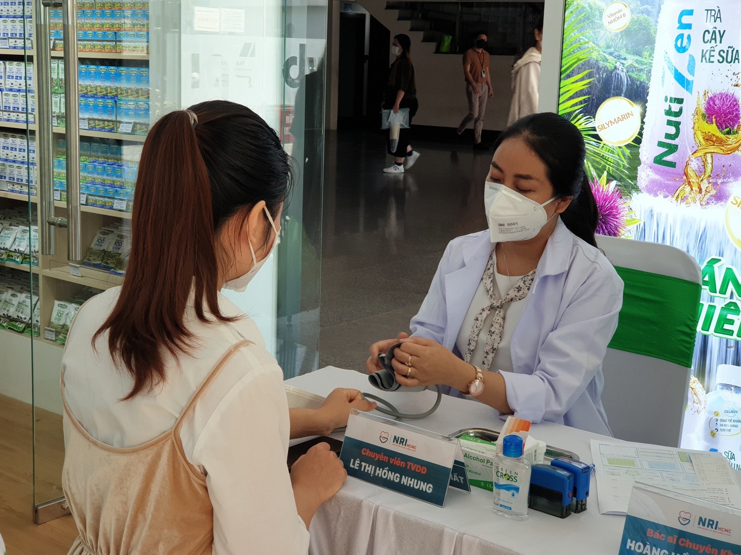 Khách hàng đến mua sắm tại Ngôi Nhà Dinh Dưỡng Nutifood bất ngờ vì được thăm khám, tư vấn dinh dưỡng miễn phí bởi các bác sĩ hàng đầu của Viện Nghiên cứu Dinh dưỡng TPHCM