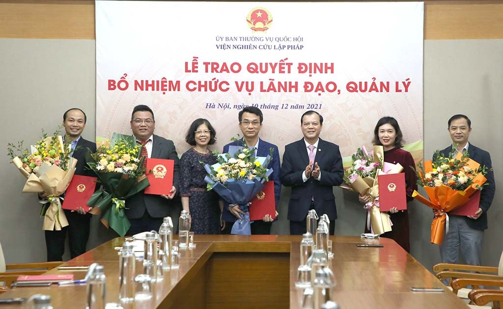 TS. Lê Hải Đường, Phó Viện trưởng Viện Nghiên cứu lập pháp chúc mừng tân lãnh đạo, quản lý cấp Vụ và cấp Phòng Ảnh: T. Huyền Ảnh: T. Huyền