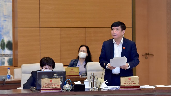 Tổng Thư ký Quốc hội, Chủ nhiệm Văn phòng Quốc hội Bùi Văn Cường báo cáo tại Phiên họp