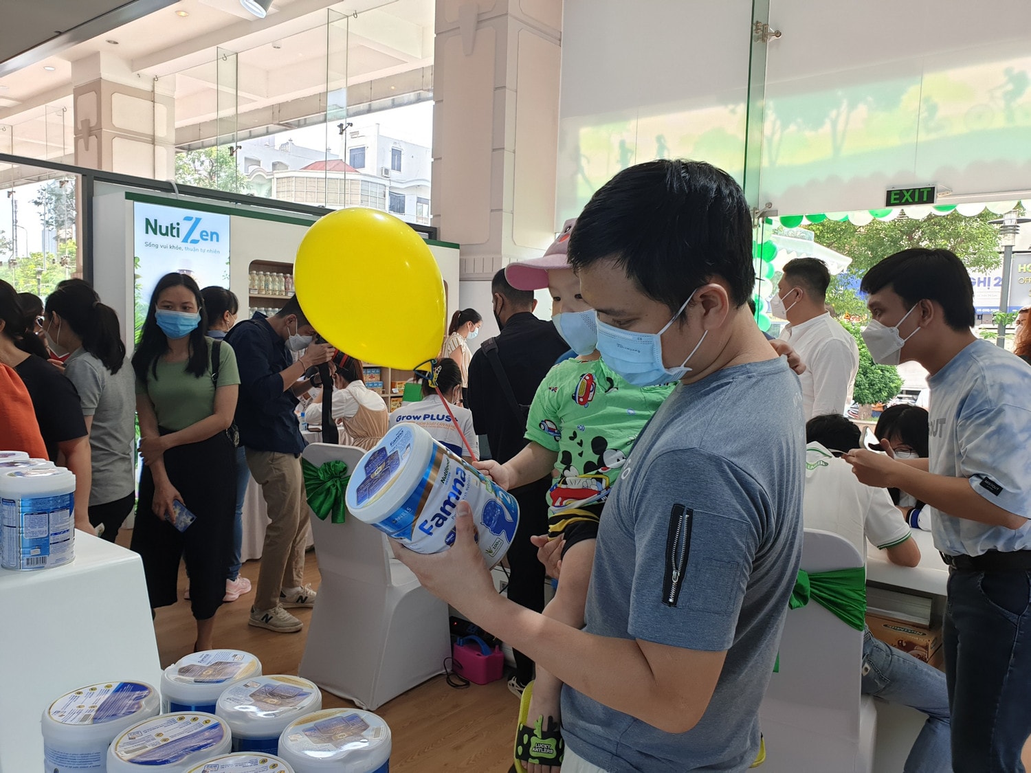 Nhiều khách hàng đến tham quan mua sắm trong ngày khai trương tại Ngôi nhà Dinh dưỡng ở tầng trệt, tòa nhà H3 (384 Hoàng Diệu. Q.4)