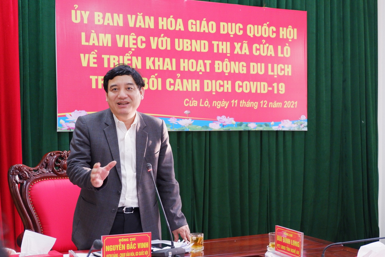Chủ nhiệm Ủy ban Văn hóa, Giáo dục Nguyễn Đắc Vinh lưu ý, địa phương phải có kế hoạch cụ thể, chuẩn bị sẵn sàng các điều kiện để mở cửa đón khách trở lại bảo đảm an toàn