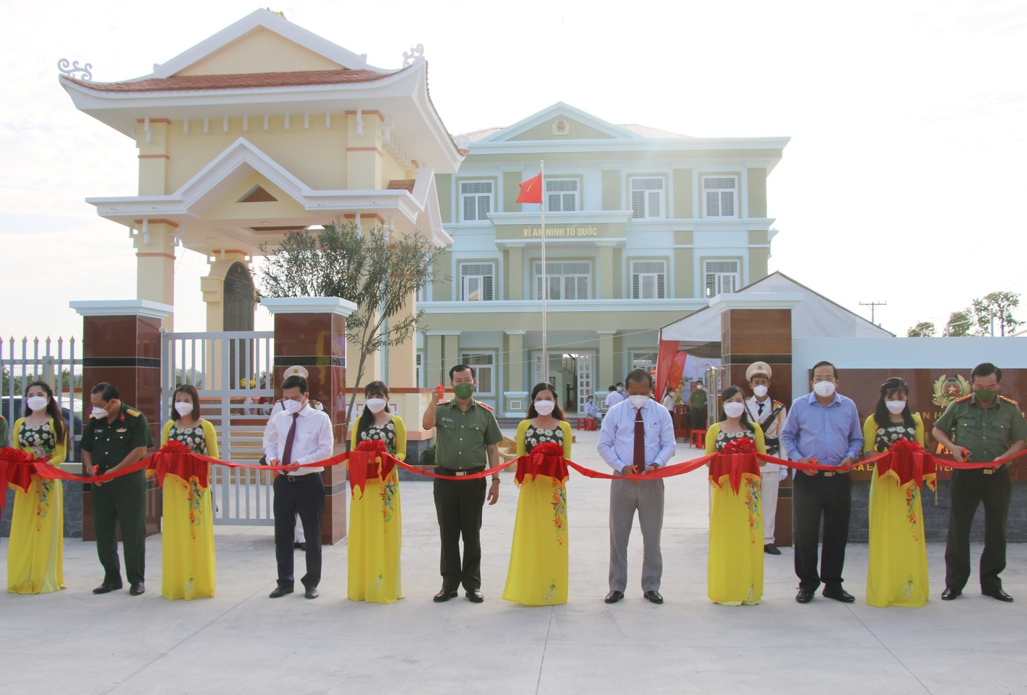 Các đại biểu cắt băng khánh thành trụ sở Công an xã Bình Tịnh Ảnh: Nhật Trường Các đại biểu cắt băng khánh thành trụ sở Công an xã Bình Tịnh Ảnh: Nhật Trường