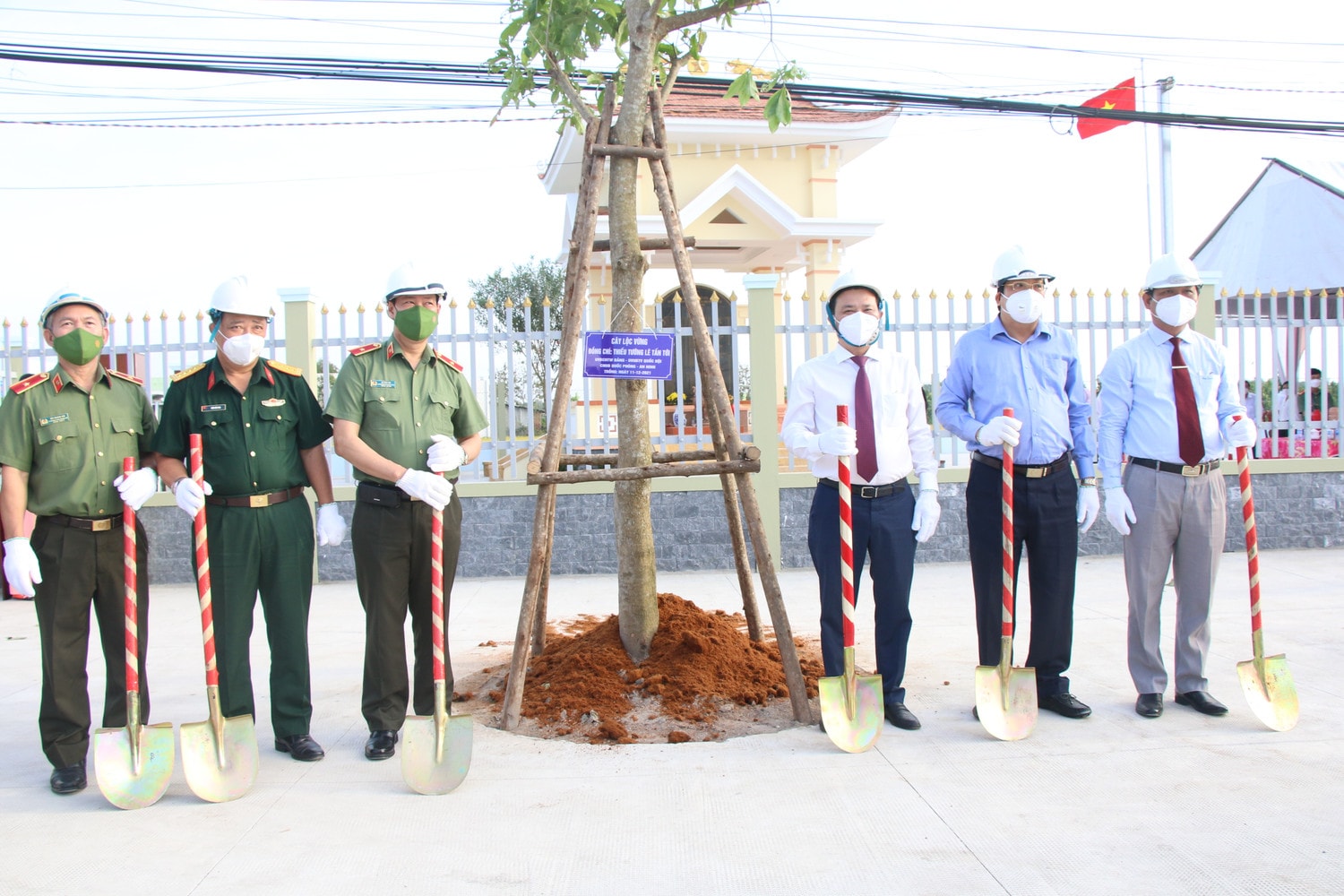 Chủ nhiệm Uỷ ban Quốc phòng và An ninh Lê Tấn Tới trồng cây lưu niệm trong khuôn viên trụ sở Công an xã Bình Tịnh Ảnh: Nhật Trường Chủ nhiệm Uỷ ban Quốc phòng và An ninh Lê Tấn Tới trồng cây lưu niệm trong khuôn viên trụ sở Công an xã Bình Tịnh Ảnh: Nhật Trường